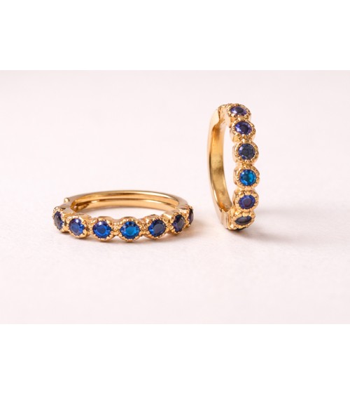 Mini créoles en plaqué or serties d'oxydes de zirconium teintés bleu marine