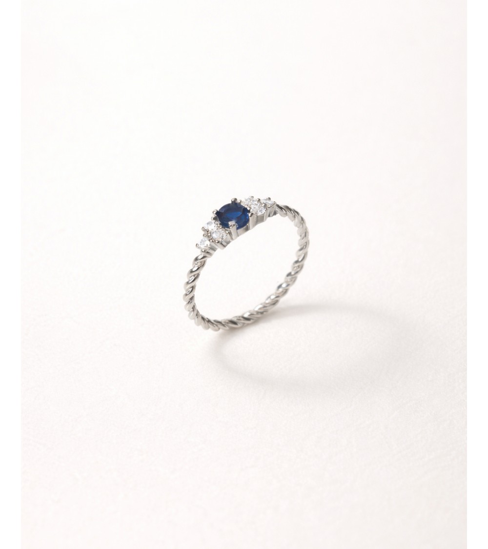 Bague en argent 925/1000ème rhodié torsadée avec pierre ronde bleu nuit entourée d'oxydes de zirconium blancs