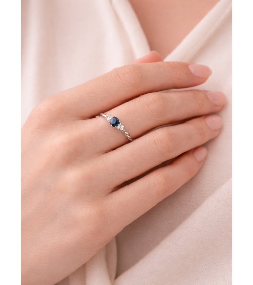 Bague en argent 925/1000ème rhodié avec oxydes de zirconium bleu et blancs et son corps "tressé"