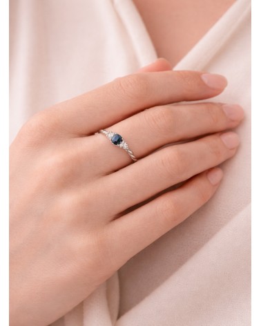 Bague en argent 925/1000ème rhodié avec oxydes de zirconium bleu et blancs et son corps "tressé"