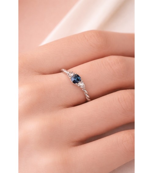 Bague en argent 925/1000ème rhodié torsadée avec pierre ronde bleu nuit entourée d'oxydes de zirconium blancs