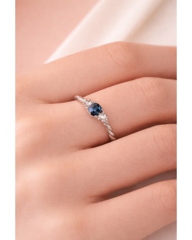 Bague en argent 925/1000ème rhodié torsadée avec pierre ronde bleu nuit entourée d'oxydes de zirconium blancs