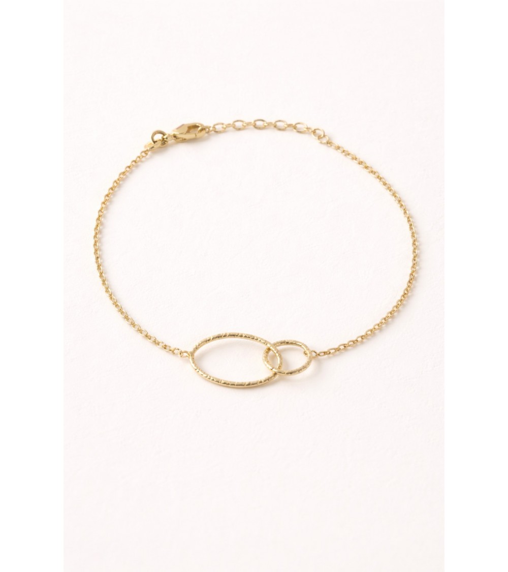 Bracelet en plaqué or avec un anneau ovale et un rond striés entremêlés