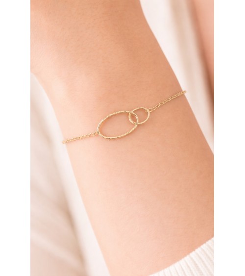 Bracelet en plaqué or avec un anneau ovale et un rond striés entremêlés