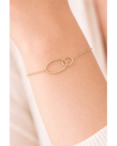 Bracelet en plaqué or avec un anneau ovale et un rond striés entremêlés