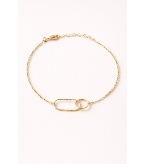 Bracelet en plaqué or avec un anneau rectangle et un anneau rond striés, entremelés