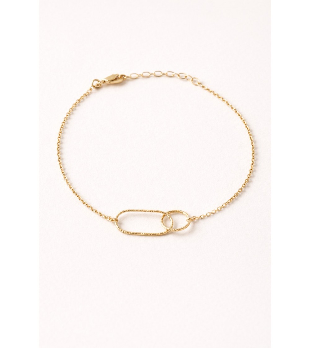 Bracelet en plaqué or avec un anneau rectangle et un anneau rond striés, entremelés