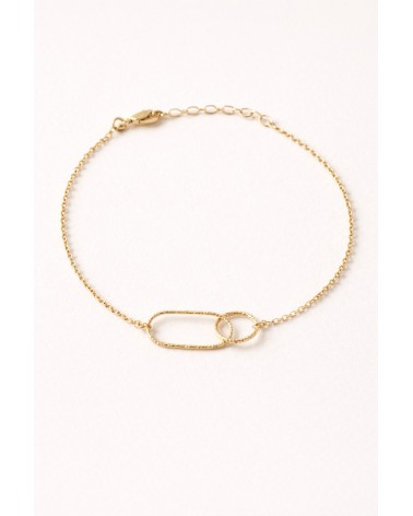 Bracelet en plaqué or avec un anneau rectangle et un anneau rond striés, entremelés