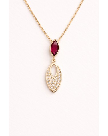 Collier forme amande en plaqué or, oxydes de zirconium et verre couleur rubis