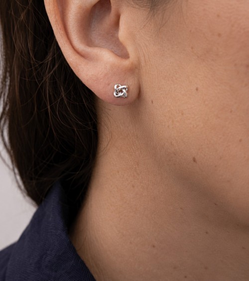 Boucle d’oreille puce nœud argenté 7 mm portée sur l’oreille