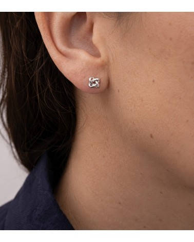 Boucle d’oreille puce nœud argenté 7 mm portée sur l’oreille
