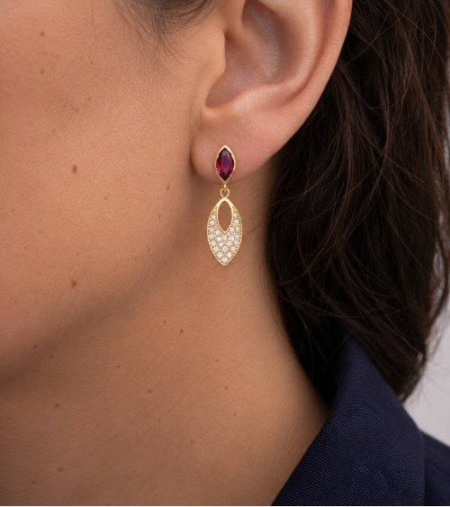 Boucles d’oreilles amande en plaqué or, verre couleur rubis et oxydes de zirconium