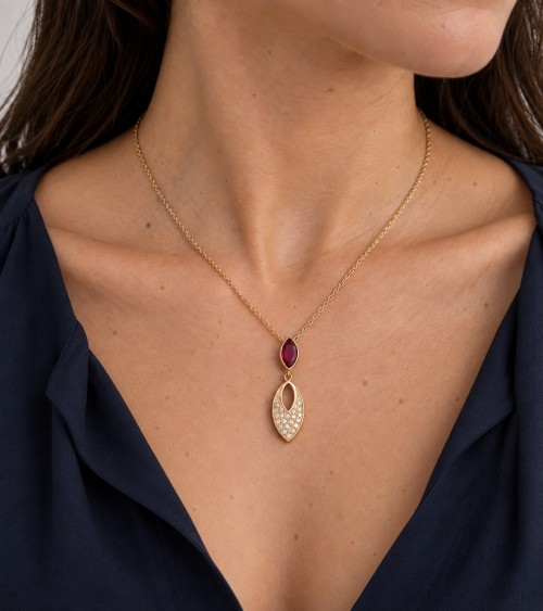 Collier amande en plaqué or, verre couleur rubis et oxydes de zirconium