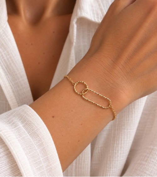 Bracelet en plaqué or à deux anneaux striés entrelacés