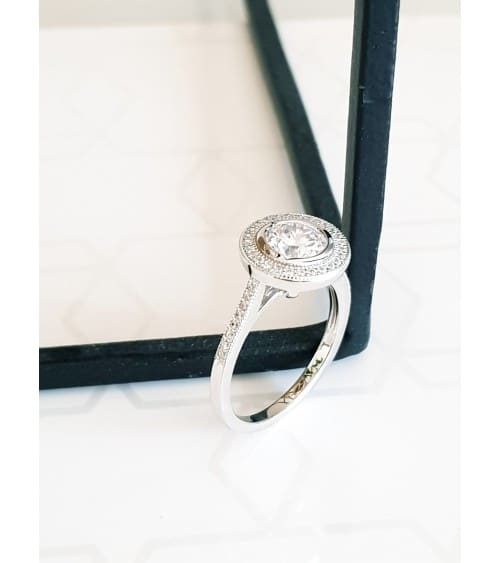 Bague en argent 925/1000 rhodié et oxydes de zirconium microsertis, surmonté d'un oxyde de zirconium rond