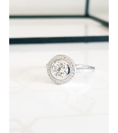 Bague en argent 925/1000 rhodié et oxydes de zirconium microsertis, surmonté d'un oxyde de zirconium rond
