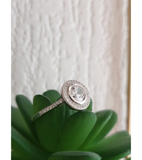 Bague en argent 925/1000 rhodié et oxydes de zirconium microsertis, surmonté d'un oxyde de zirconium rond