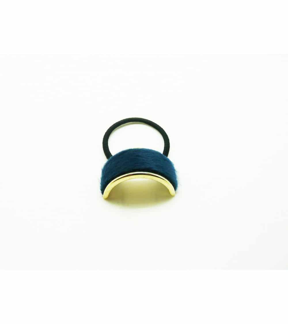 Chouchou en élastique avec un petit rectangle (6 cm sur 2 cm) en métal doré recouvert de fourrure synthétique bleu pétrole