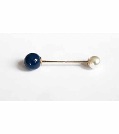 Barrette à cheveux comportant une tige en métal doré, avec à chaque extrémité un perle blanche et une perle bleu pétrole