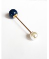 Barrette à cheveux comportant une tige en métal doré, avec à chaque extrémité un perle blanche et une perle bleu pétrole