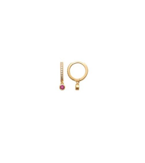 Boucles d'oreilles créoles en plaqué or et oxydes de zirconium avec un pendant en pierre de synthèse "framboise"