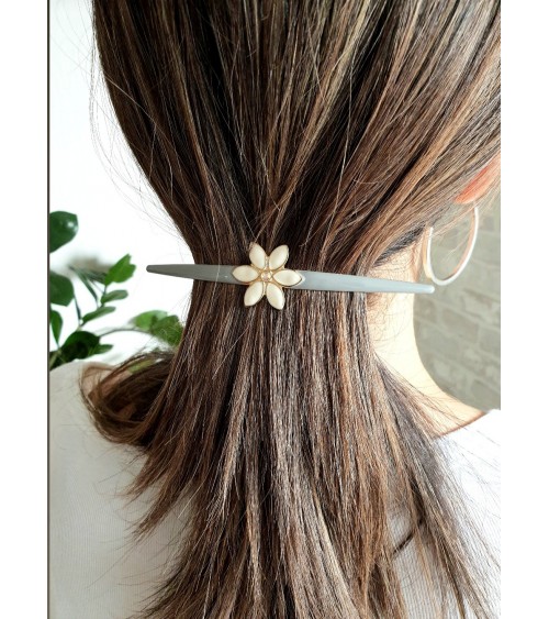 Barrette à cheveux en métal doré avec émail gris, agrémenté d'une fleur en émail ivoire et strass (longueur 12 cm)