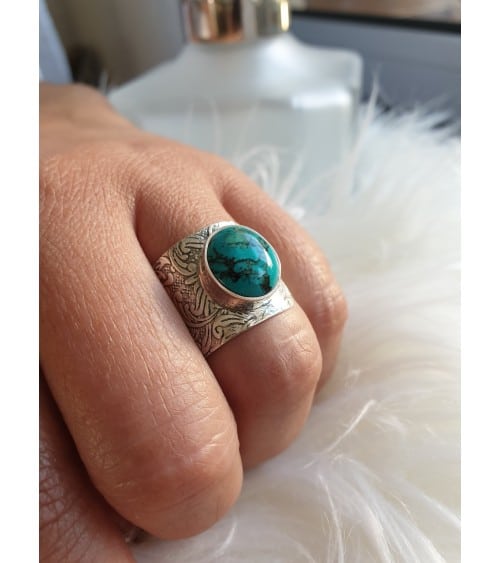 Bague de style ethnique avec une pierre turquoise