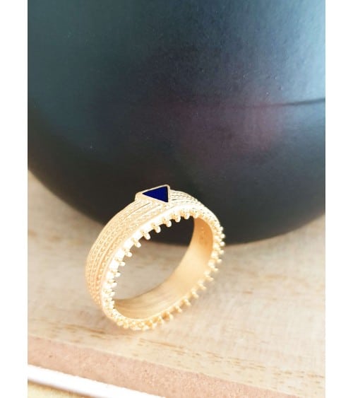 Bague en plaqué or dentelée surmontée d'un petit triangle en émail bleu marine