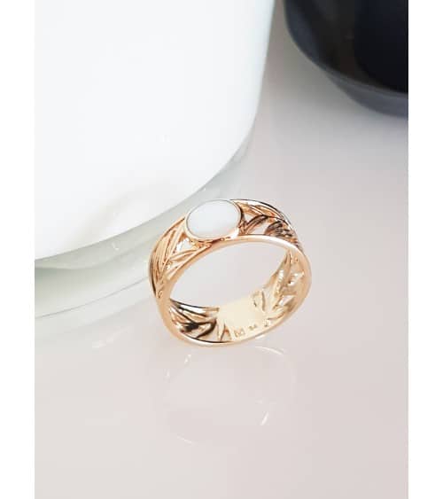 Bague anneau en plaqué or avec en son centre un rond serti de nacre