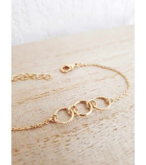 Bracelet en plaqué or avec 2 petits anneaux striés et 1 lisse, en longueur 18 cm réglable à 15 cm