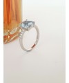 Bague en argent 925/1000 rhodié, avec oxydes de zirconium,  surmontée d'un carré en pierre de synthèse facettée bleu clair