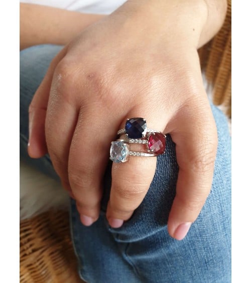 Bague en argent 925/1000 rhodié, avec oxydes de zirconium,  surmontée d'un carré en pierre de synthèse facettée bleu clair