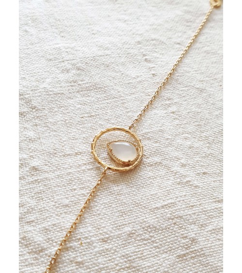 Bracelet en plaqué or avec en forme de goutte une pierre de lune (longueur 18 cm réglable à 16 cm)