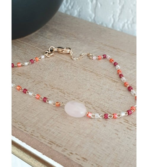 Bracelet en plaqué or avec une pierre ovale en quartz et le reste en perles de Miyuki (longueur 18 cm réglable à 16 cm)