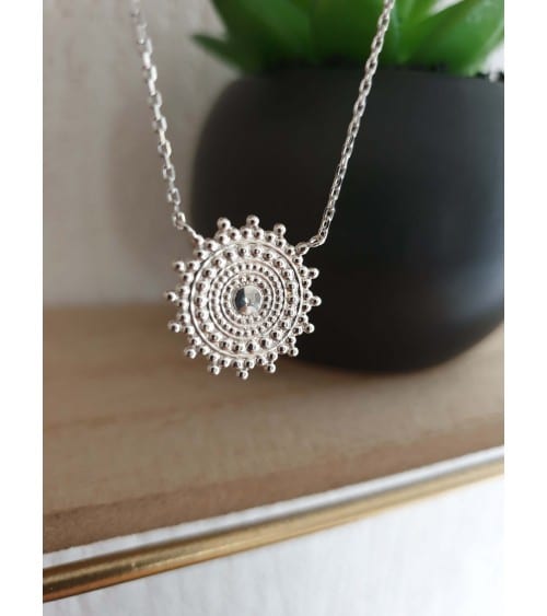 Collier en argent 925/1000 rhodié avec un rond dentelé avec pastille lisse en son centre