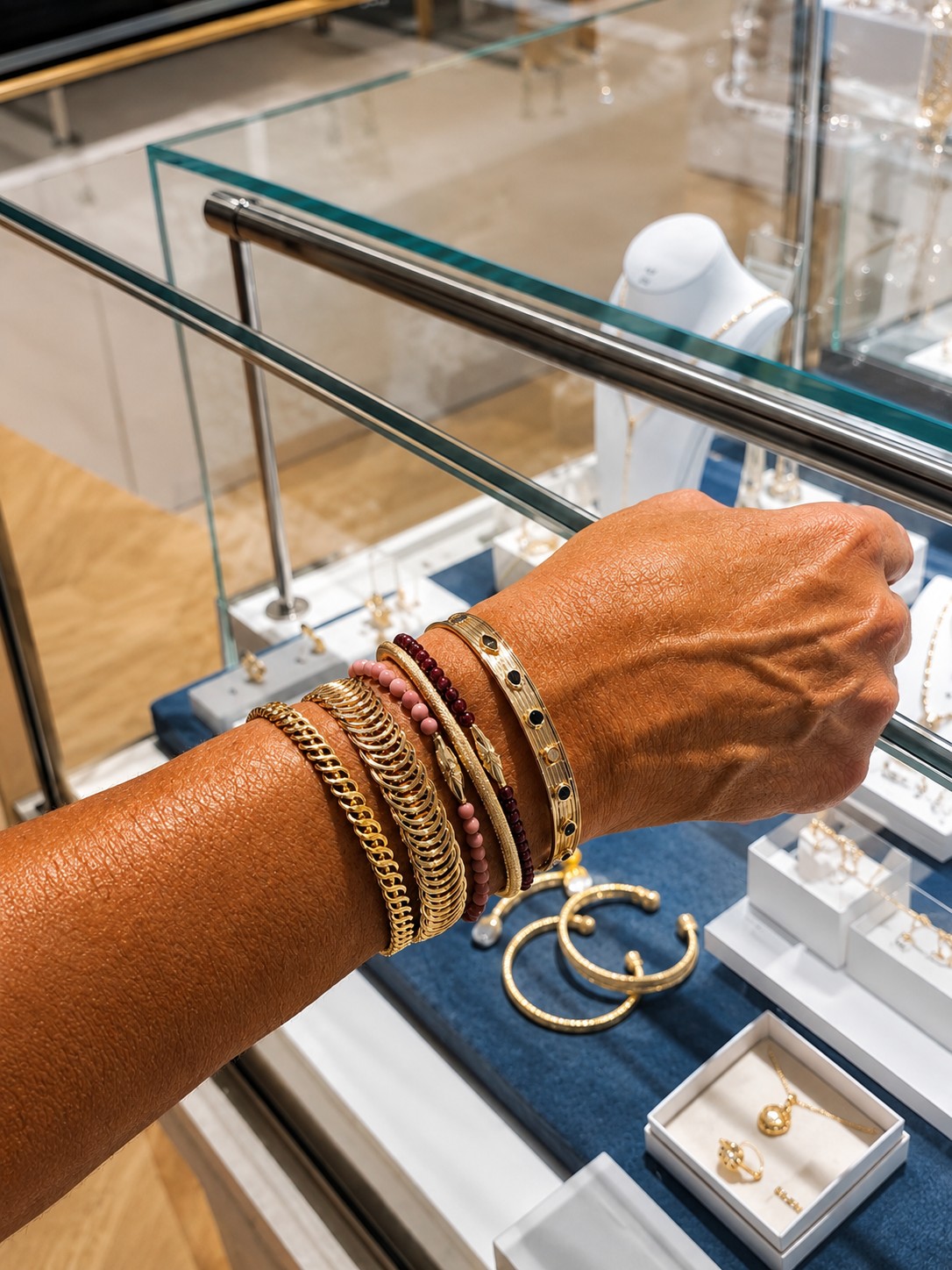 Essayage de bracelets SIUKA au Printemps Parly 2