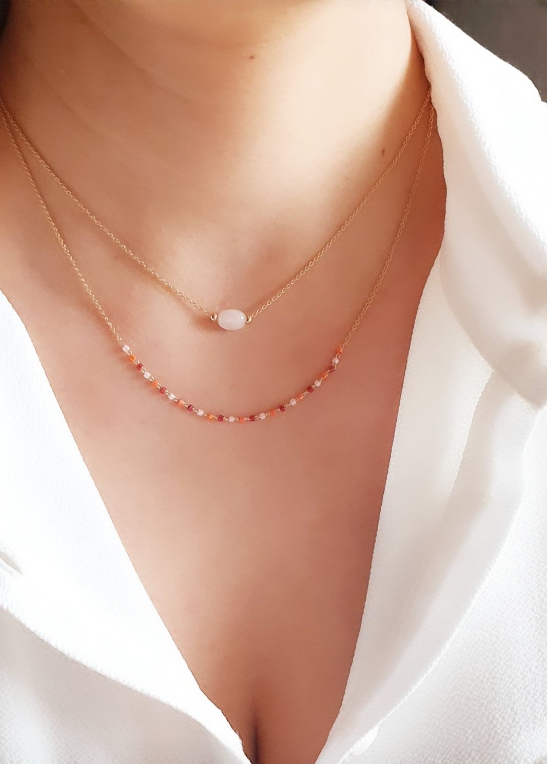 Collier doré SIUKA avec pierre bleue porté