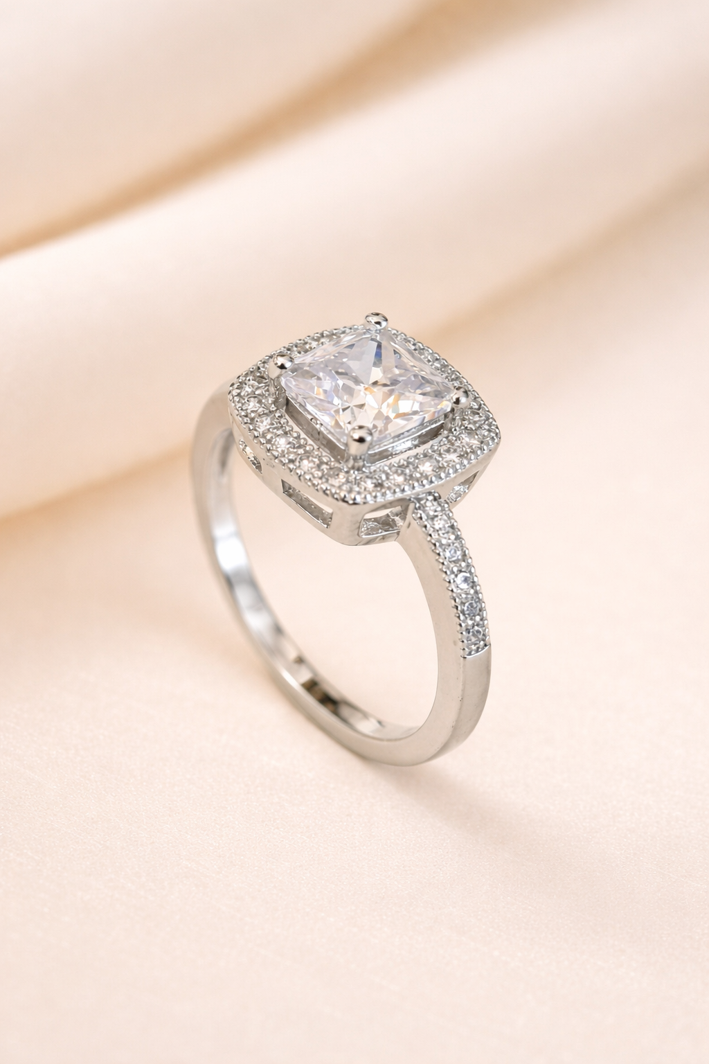 Détail d'un bijou SIUKA en argent rhodié